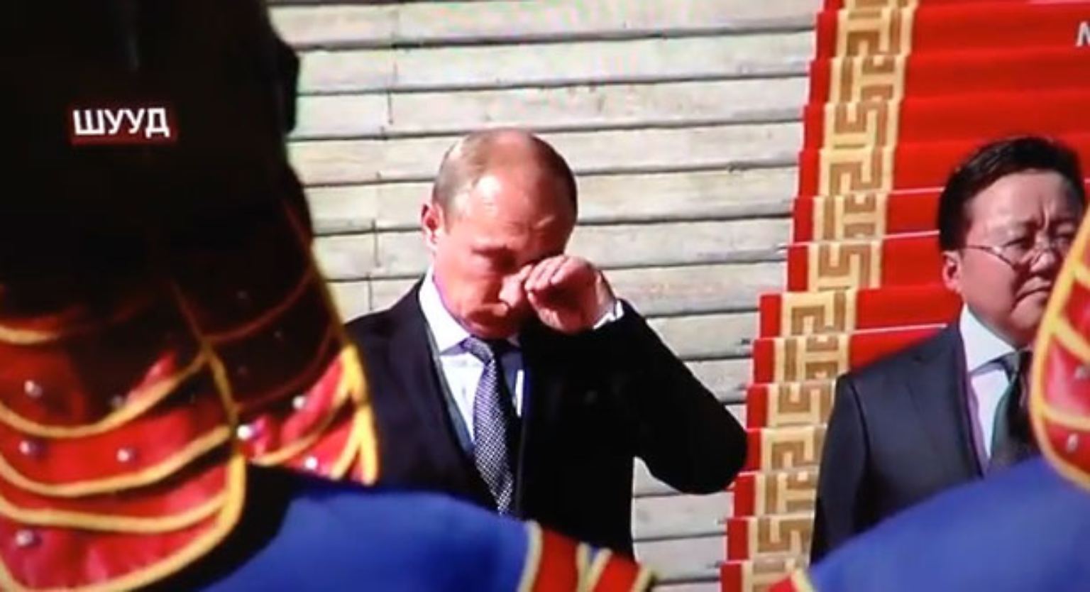 Auch die Härtesten zeigen sich gelegentlich von ihrer weichen Seite. Wladimir Putin, gemeinhin nicht für große Gefühlsregungen bekannt, kämpft erst vor wenigen Tagen bei einem Staatsbesuch in Ulan Bator mit den Tränen.