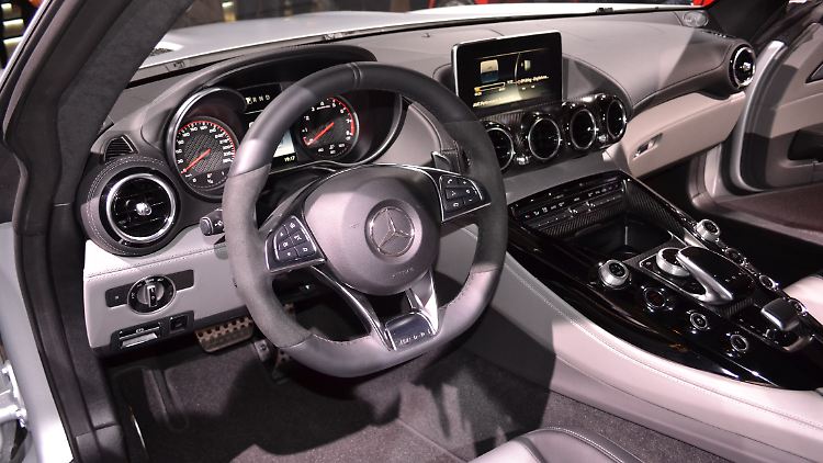 Das Cockpit des GT ist ein Spiegelbild des AMG-Leitmotivs: "handcrafted by racers", so AMG-Chef Moers.
