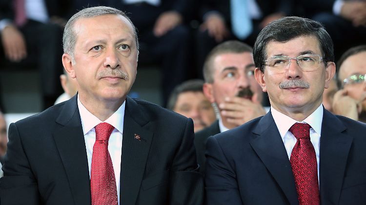 Der neue Präsident Recep Tayyip  Erdogan (l.) und sein Nachfolger als Premier, Ahmet Davutoglu, hatten schon Anfang des Jahres eine Sperrung von Seiten wie Youtube oder Twitter gestützt. 
