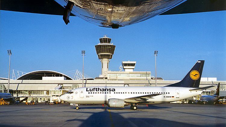 Am Boden: Eine Boeing 737 der Lufthansa vor dem Tower des Münchner Flughafens (Archivbild).