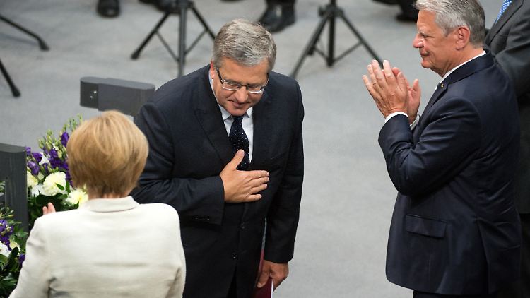 Gastredner Komorowski verneigt sich, Merkel und Gauck applaudieren. Doch es gab auch Kritik an der Rede des Polen.
