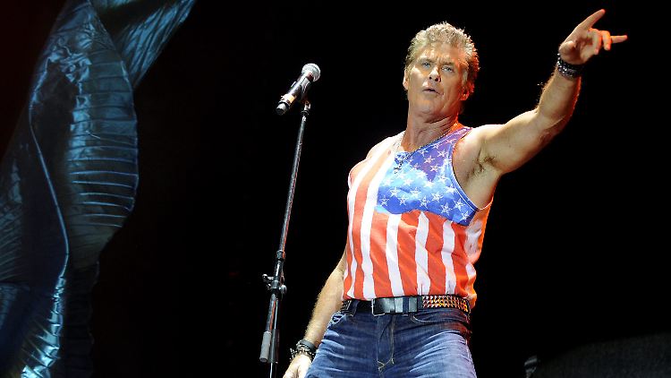 "Das ist kompletter Müll", kommentiert Hasselhoff die Behauptung, er würde sich für den wahren Einreißer der Berliner Mauer halten. 