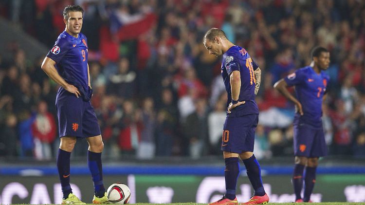 Tristess in Prag: Die Herren van Persie und Sneijder sind nicht amüsiert.