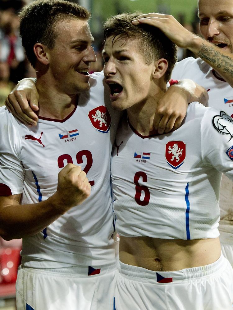 Außer Rand und Band: Vaclav Pilar und Michal Kadlec feiern den Sieg gegen die Niederlande.