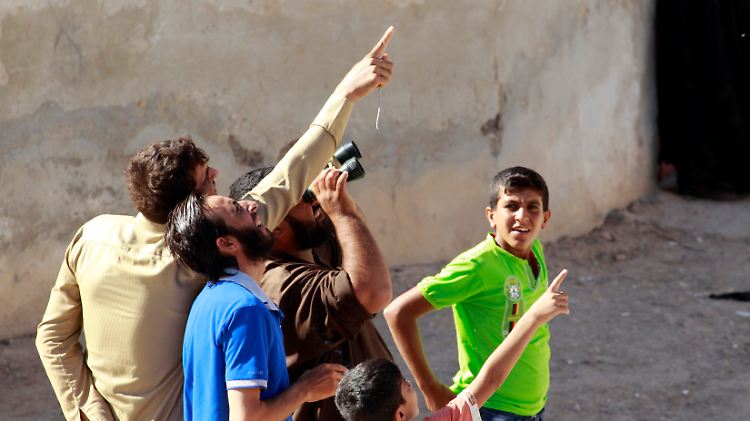 Einwohner der syrischen Stadt Tabka beobachten Kampfjets. Um Syrien macht die Anti-IS-Allianz allerdings noch einen Bogen.