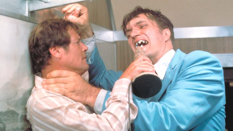 James Bond (Roger Moore, l.) musste sich immer mal wieder mit dem "Beißer" (Richard Kiel, r.) auseinandersetzen - so in seinen Missionen "Moonraker" und "Der Spion, der mich liebte".