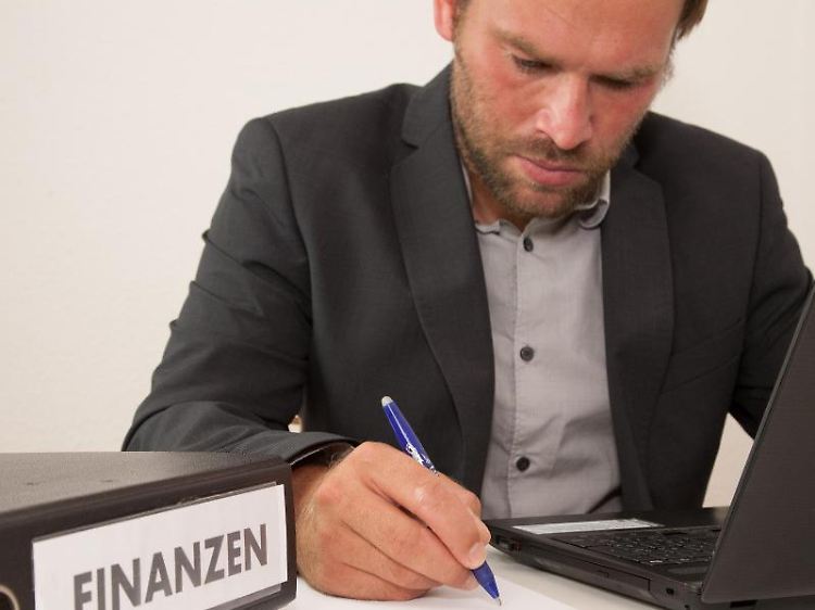 Ein solides Finanzierungskonzept muss her: Wer ein Haus bauen oder eine Wohnung kaufen will, muss erst einmal rechnen.