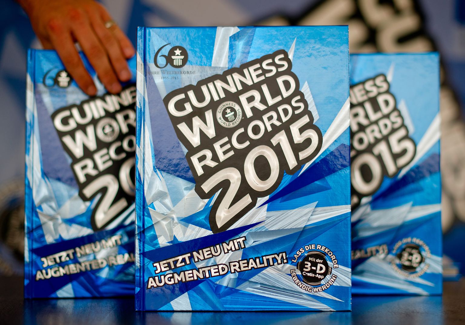 Das Guinness-Buch der Rekorde gilt weltweit als der Inbegriff für die Sammlung von Höchstleistungen aller Art. Seit der ersten Ausgabe 1955 in Irland sind angeblich mehr als 132 Millionen davon verkauft worden. Und auch im 60. Jahr seines Bestehens ...