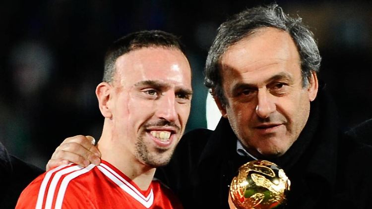 "In Zukunft möchte ich mich voll und ganz auf den FC Bayern konzentrieren." Sagt Franck Ribéry als Antwort auf Michel Platini.