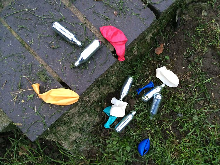 Lachgas-Kartuschen und Luftballons in einem Park im Londoner Stadtteil Shoreditch. Immer mehr Londoner geben sich dem kurzen Genuss von Lachgas hin.