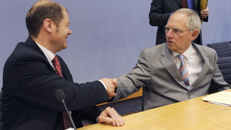 Scholz und Schäuble in der Bundespressekonferenz.