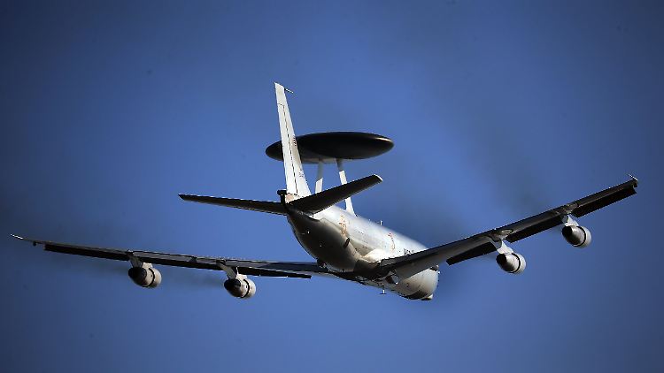 Ein Aufklärungsflugzeug vom Typ Awacs beim Start vom Stützpunkt Geilenkirchen in NRW. Luftüberwachung wäre eine Möglichkeit, wie Deutschland die USA in Syrien unterstützen könnte.