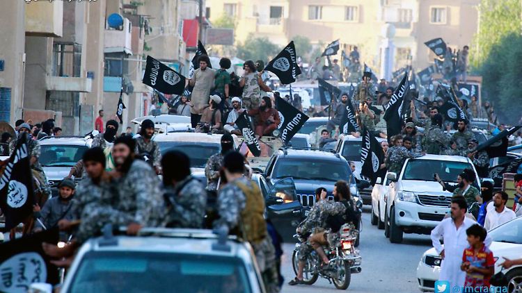 Kämpfer der Terrormiliz "Islamischer Staat" im syrischen Raqqa.