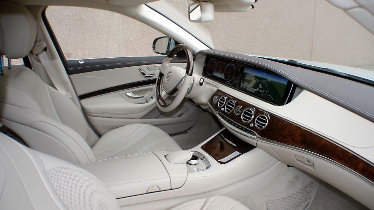 Geschmeidige Formen und unauffällige Bedienelemente zeichnen das Mercedes-Cockpit aus.