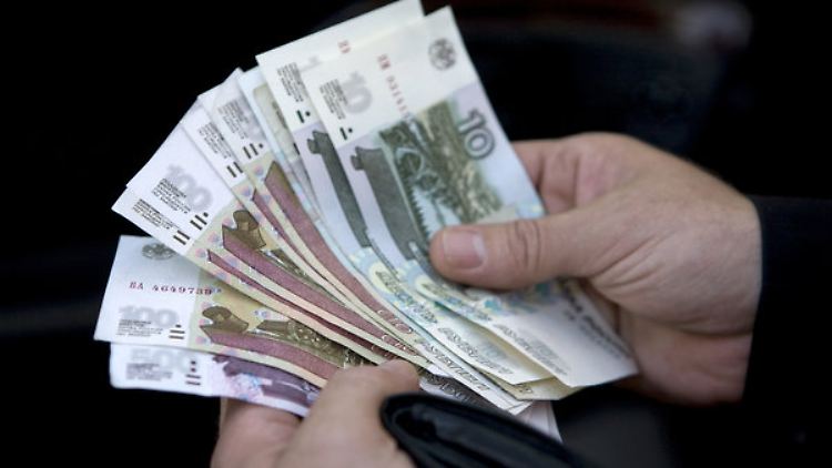 Die Sanktionsspirale setzt dem russischen Rubel weiter zu.