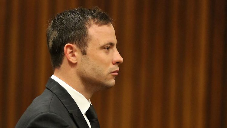 Das wichtigste Urteil nahm Pistorius stehend zur Kenntnis.