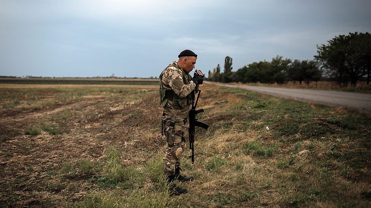 Bislang sichern ukrainische Soldaten auf Sichtweite die Grenze zu Russland.