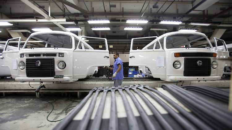 VW schickte in Brasilien 900 Mitarbeiter in Kurzarbeit, weitere 700 mussten Zwangsurlaub nehmen.