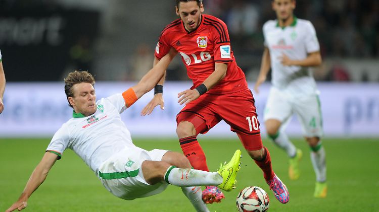 Leverkusens Hakan Calhanoglu (vorn r.) und Bremens Clemens Fritz (l.) kämpfen um den Ball.
