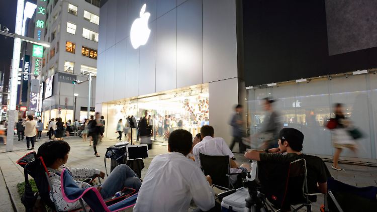 Fans warten bereits vor einem Apple Store in Tokio - obwohl das neue iPhone 6 erst in ein paar Tagen in die Läden kommt.