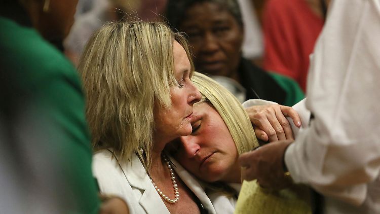 June Steenkamp und ihre Nichte nach der Bekanntgabe des Urteils.