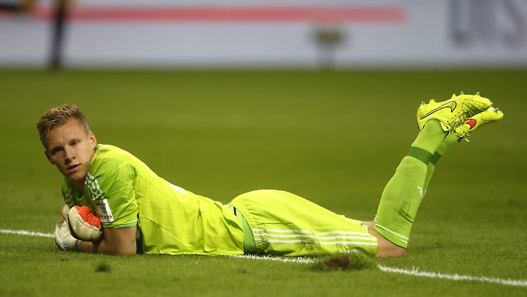 Leverkusens Bernd Leno musste dreimal hinter sich greifen.