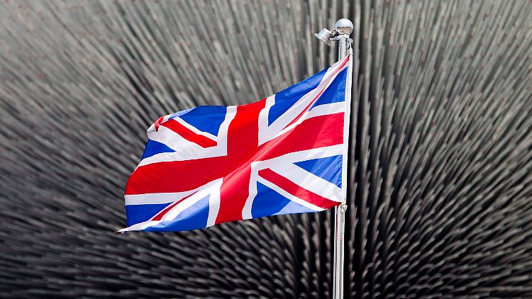 Der Union Jack enthält neben dem blaue-weißen Kreuz des schottischen Schutzpatrons St. Andrew auch das englische St.-Georgs-Kreuz und das irische St.-Patricks-Kreuz.