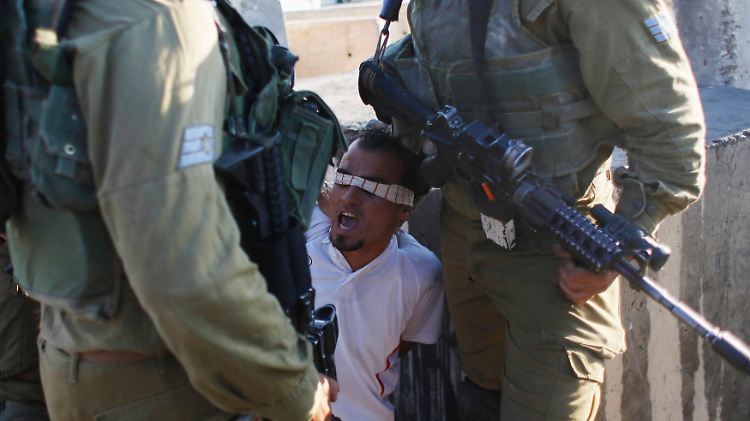 Mit verdächtigen Palästinensern geht die israelische Armee nicht zimperlich um.