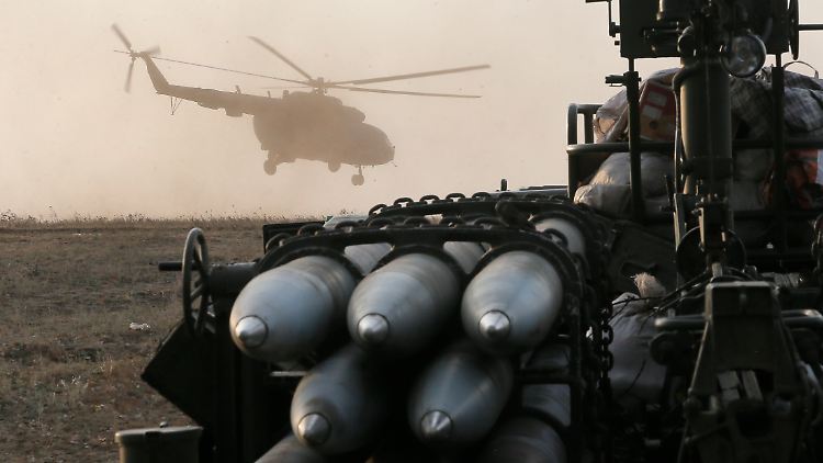 Ein Hubschrauber der ukrainischen Armee in der Nähe von Donezk - der Flughafen der Metropole steht unter Beschuss.