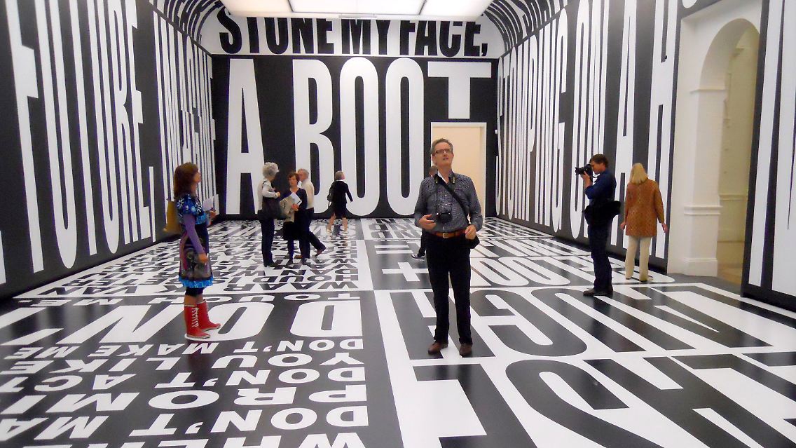 Assemblage-Werk "Past, Present, Future" (2010) aus digitalen Vinyldrucken der US-Künstlerin Barbara Kruger im teilweise wiedereröffneten Stedelijk Museum für Moderne Kunst in Amsterdam.