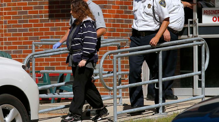 Die Mutter bei ihrer Festnahme. Ihre erste Schwangerschaft habe die damals 18-Jährige in eine schwere Krise gestürzt, berichtet eine ehemalige Schulfreundin.