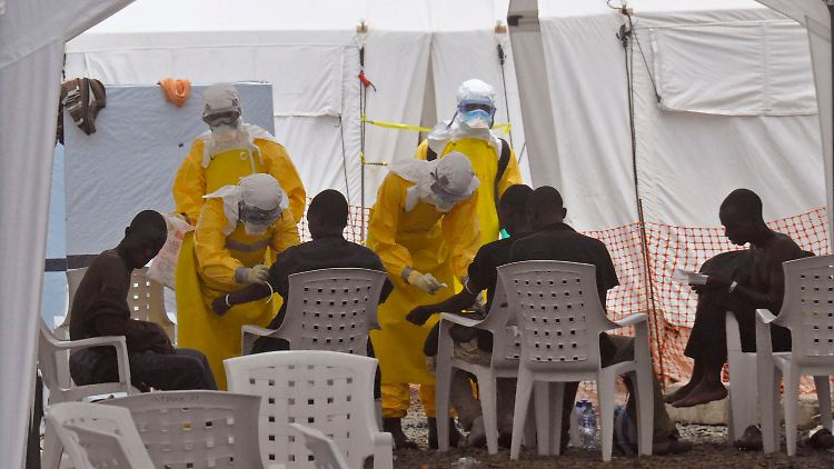 Helfer kümmern sich in der liberianischen Hauptstadt Monrovia um Ebola-Patienten.