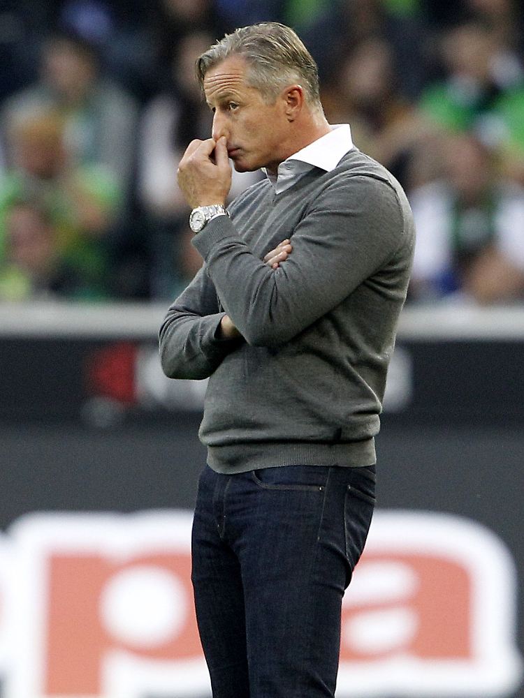 S04-Coach Jens Keller konnte das herbe 1:4 mit seinen drei Wechseln nicht mehr abwenden. Er steht weiter in der Schusslinie.