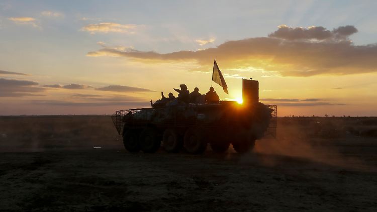 Der Truppentransporter, auf dem diese ukrainischen Fallschirmjäger gen Sonnenuntergang fahren, stammt noch aus sowjetischen Beständen.