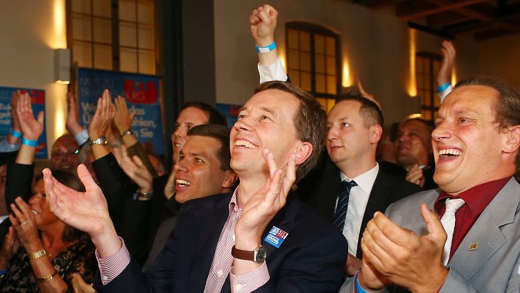 Bernd Lucke freut sich: Seine AfD hat drei Landtage erobert.