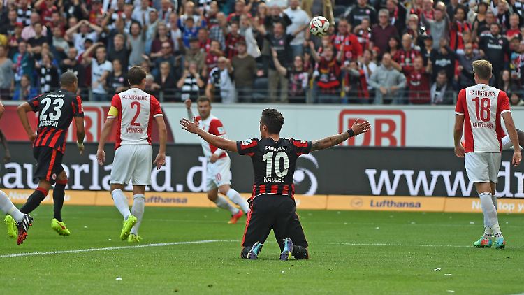 Vaclav Kadlec wurde elfmeterreif gefoult - doch der Pfiff blieb aus, weil das Headset von Schiedsrichter Manuel Gräfe stumm blieb.