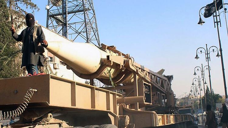 IS-Kämpfer vor erbeuteter Rakete in Syrien: Auch solche Bilder führen dazu, dass sich immer mehr ehemalige Al-Kaida-Anhänger dem IS zuwenden.