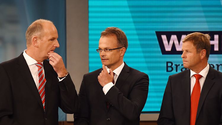 Ministerpräsident Woidke (l.) will sowohl mit den Linken von Christian Görke (r.) als auch mit der CDU von Michael Schierack (M.) sprechen.