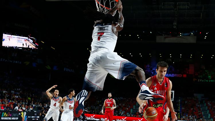 Kenneth Faried erzielt auf spektakuläre Weise 2 der insgesamt 129 US-Punkte gegen überforderte Serben.