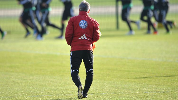 Die O-Beine von Pierre Littbarski, Weltmeister von 1990, galten seinerzeit als die krummsten der Bundesliga. 2013 aber hat Littbarski ein Bein begradigen lassen.