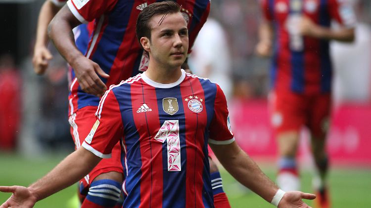 In selbstherrlicher Pose - und hässlichem Trikot: Mario Götze.