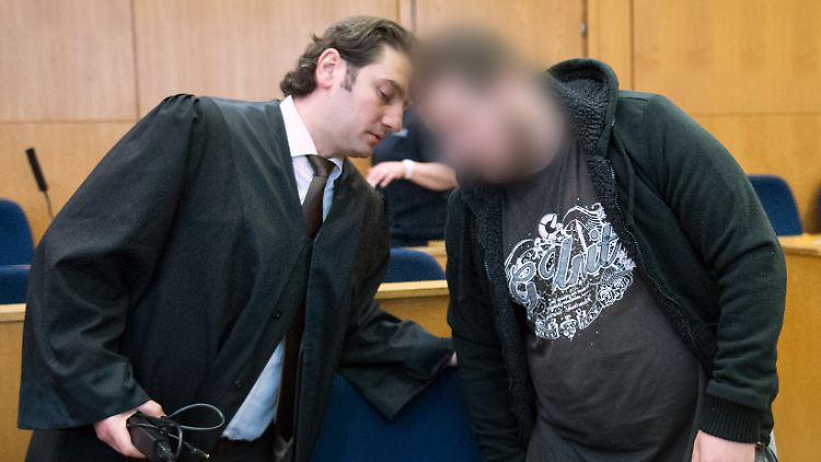 Ihm drohen bis zu zehn Jahre: Der ehemalige IS-Kämpfer Kreshnik B. berät sich am ersten Prozesstag mit seinem Anwalt.