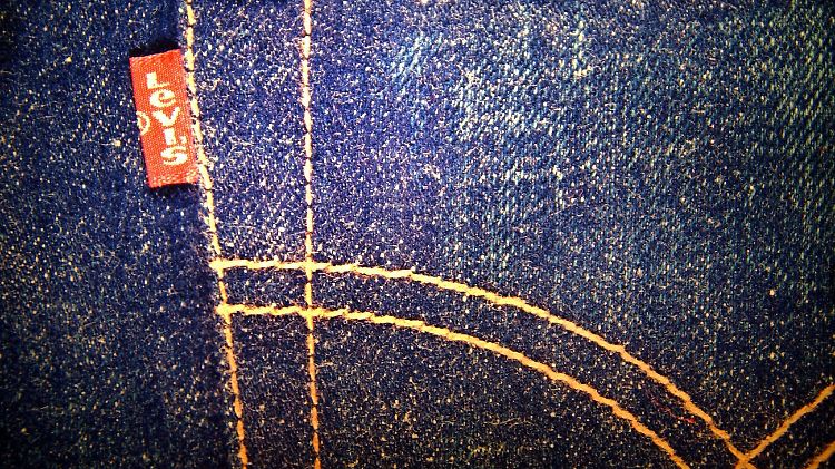 Levi's wirft New Yorker vor, beim Design der Gesäßtasche von der bestickten Version des US-Unernehmens abgekupfert zu haben.