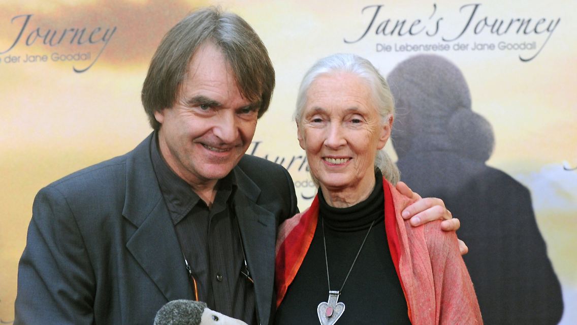 Bei der Premiere in Berlin: Jane Goodall mit Regisseur Lorenz Knauer ...