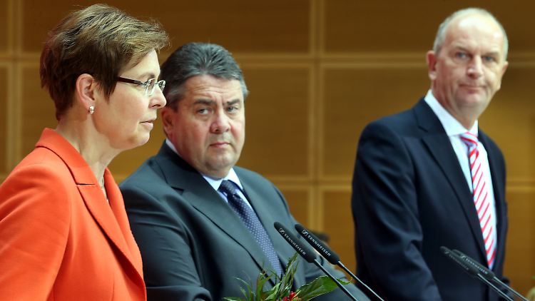 Ernste Mienen bei der SPD: Sigmar Gabriel mit Heike Taubert und Dietmar Woidke.  