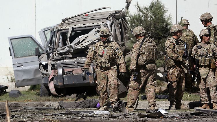 Über Kabul stieg nach der Explosion eine riesige Rauchwolke auf. Passanten wurden schwer verletzt.