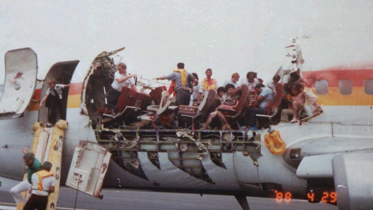 Die Maschine der Aloha Airlines nach der Landung im Jahr 1988.