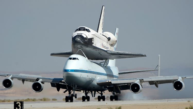 Eine Boeing 747 transportiert den Space Shuttle. Künftig soll das Unternehmen selbst Raumfahrer ins All bringen.