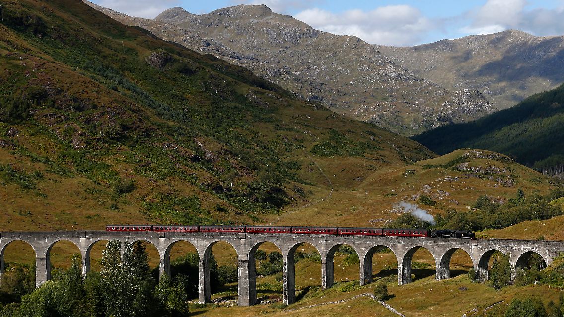 Ganz im Gegensatz zu der atemberaubenden Landschaft des Landes. Wem diese Brücke in den westlichen Highlands bekannt vorkommt, liegt ganz richtig: Das Glenfinnan-Viadukt war bereits in vielen Filmen zu sehen - zuletzt wurde die Brücke in mehreren "Harry Potter"-Filmen vom Hogwarts-Express überquert.