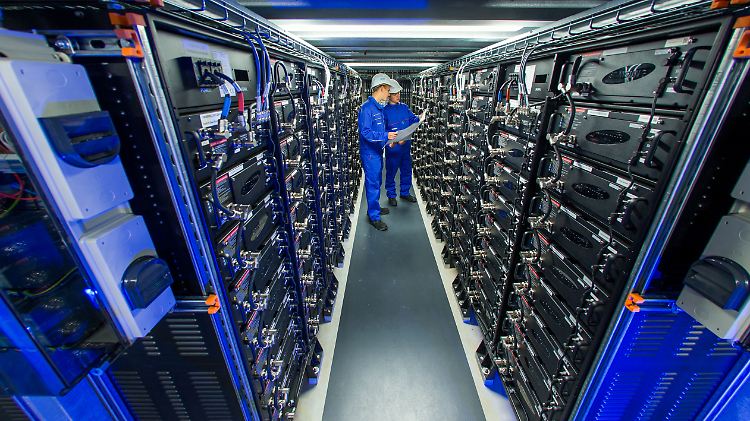 Der Großspeicher besteht aus 25.600 langlebigen Lithium-Ionen-Zellen.